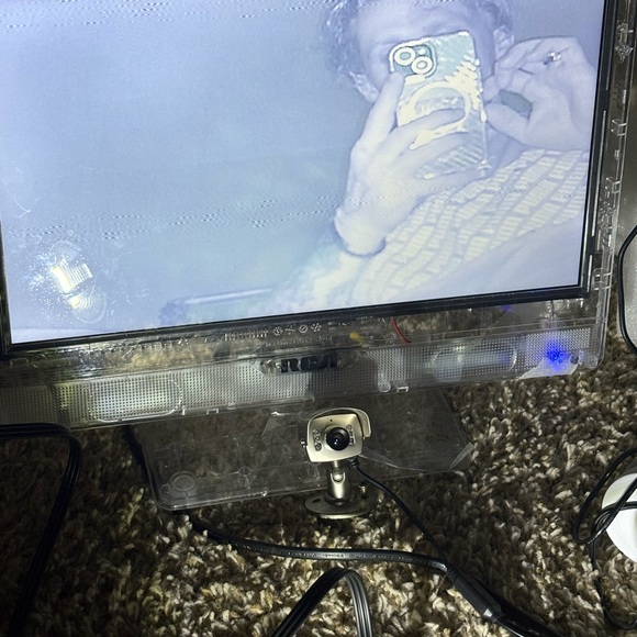 16 in RCA TV WITH REMOTE - Picture 2 of 3